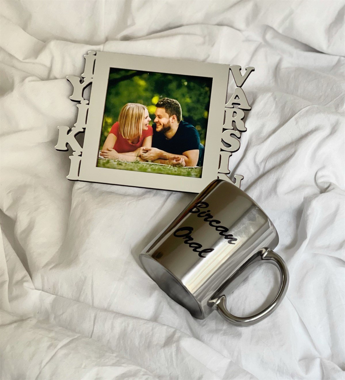 Kişiye Özel Fotoğraflı İyiki Varsın Standlı Mdf Gümüş Çerçeve Ve Gümüş Kupa SetgiftmodaGmhs100528-Gmfc100047-Gmkp100156