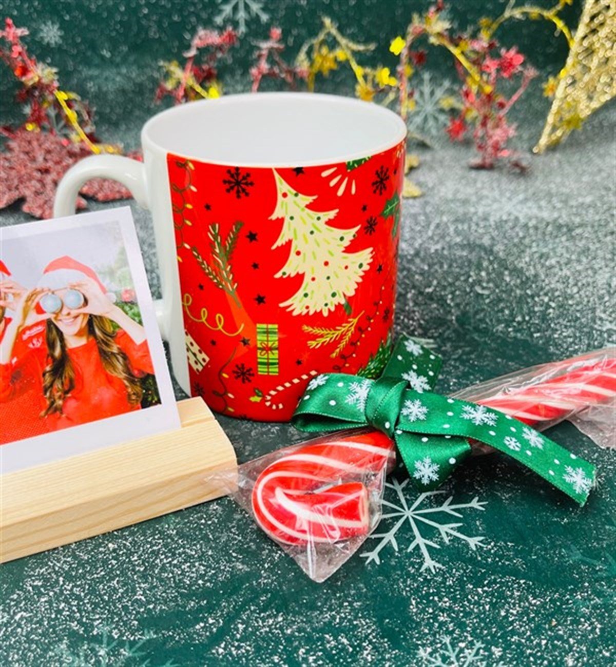 Kişiye Özel Ahşap Fotoğraf Tutucu Kırmızı Yeni Yıl Tasarımlı Kupa Ve Baston Şeker SetgiftmodaGmhs101288