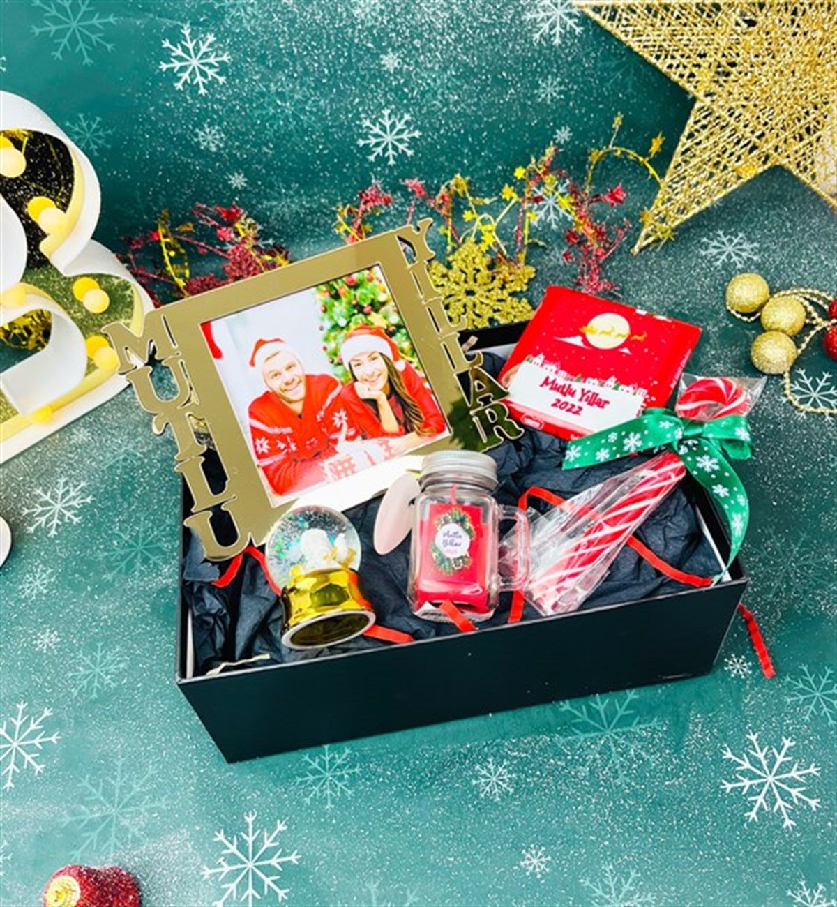 Kişiye Özel Gold Mutlu Yıllar Çerçeve Baston Şeker Çikolata Kokulu Mum Ve Altınyaldızlı Melek Kar Küresi SetgiftmodaGmhs101325