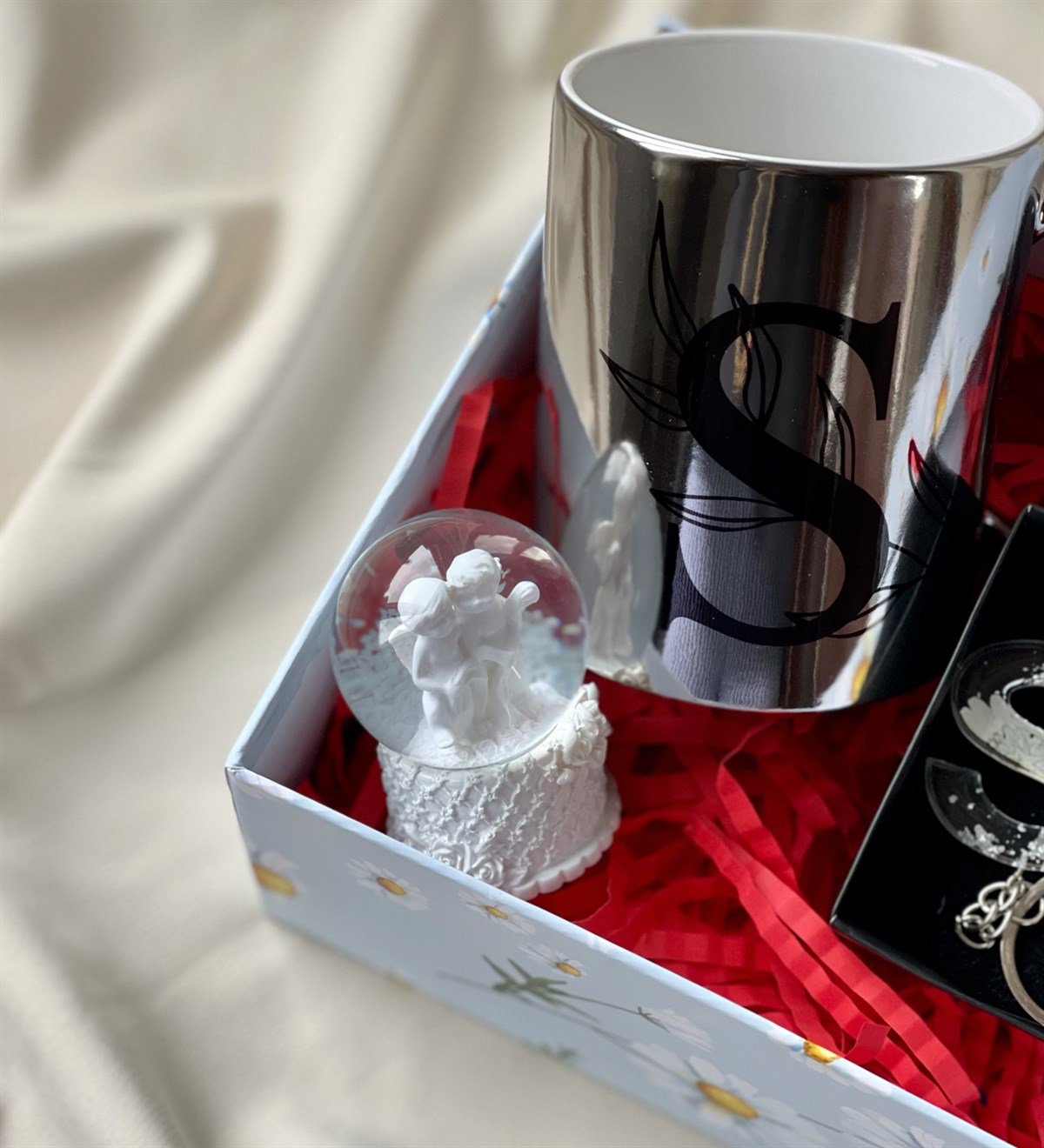 Özel Kutulu Gümüş Epoksi Anahtarlık Kupa Ve Mini Melek Kar Küresi Hediye SetigiftmodaGmhs100658