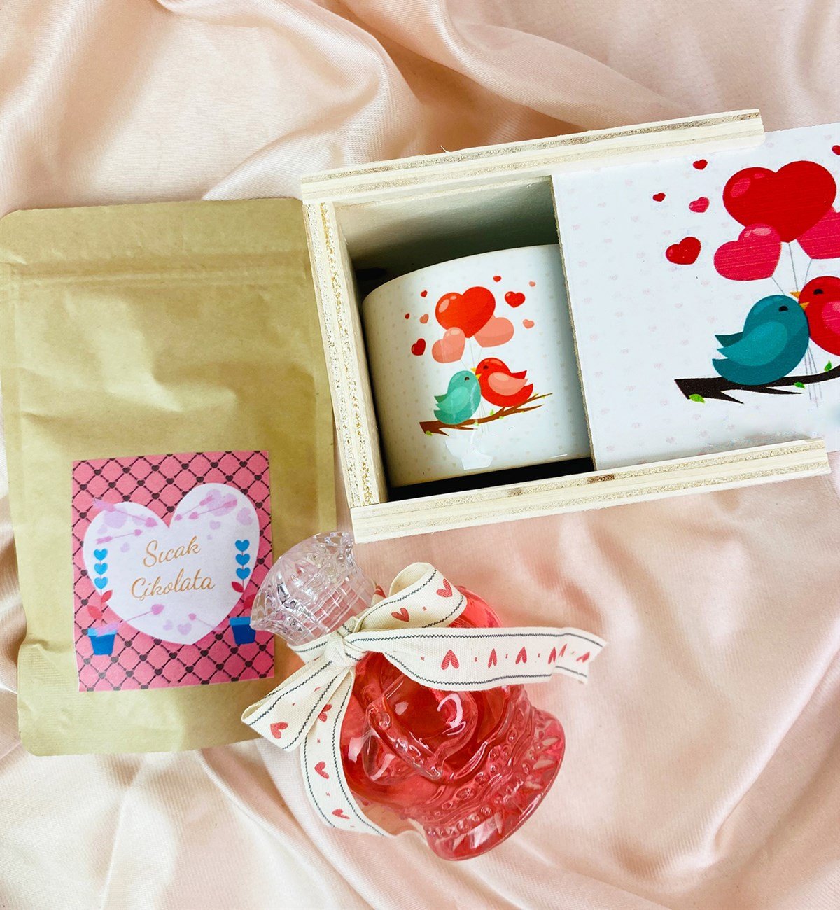 Sevgili Kuşlar Tasarımlı Kutulu Kupa Ve Japon Kiraz Çiçeği Kolonya SetgiftmodaGmhs101494