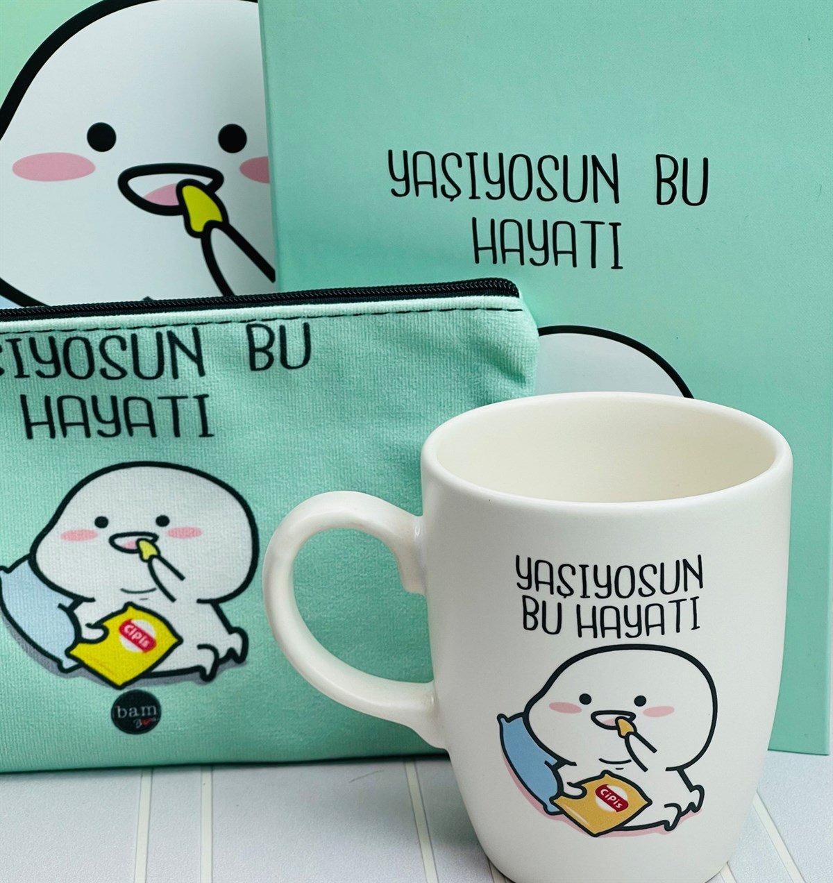 Yaşıyosun Bu Hayatı Tasarımlı Sekreterlik Lastikli Defter Kalemlik Ve 9 Cm Kupa Bardak SetgiftmodaGmhs101214