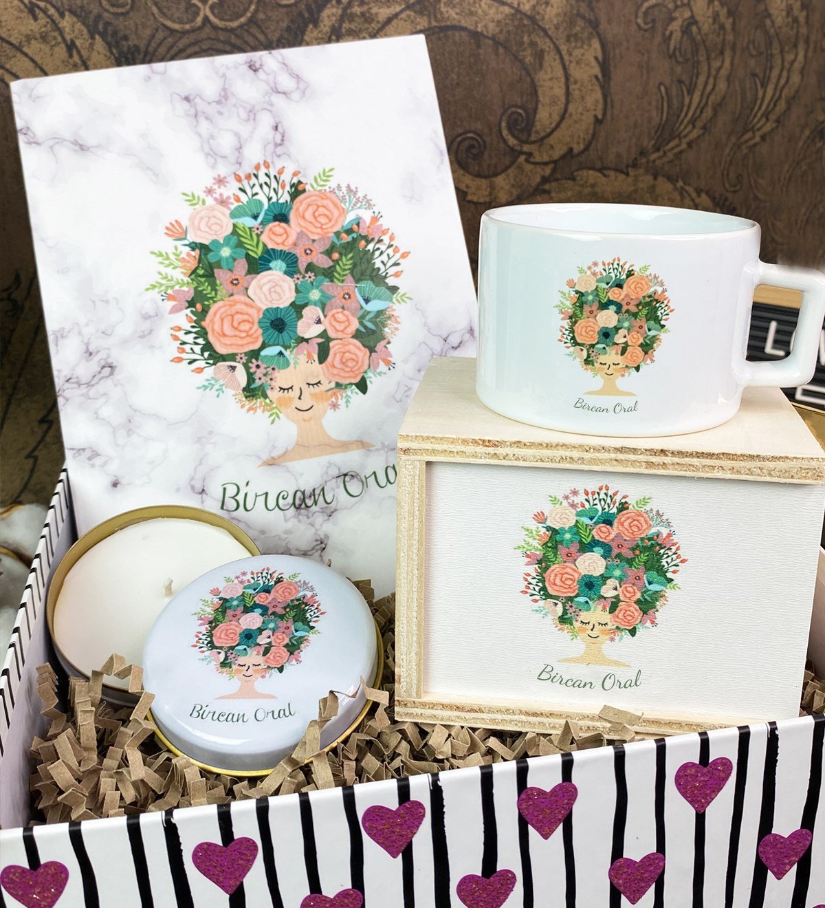  Kişiye Özel Çiçek Kadın Tasarımlı Tarihsiz Ajanda Kutulu Kupa Ve Kokulu Cam Mum Hediye Seti giftmodaGmhs100447