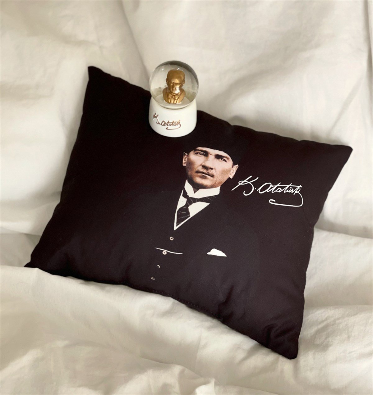 M.Kemal Atatürk Tasarımlı Yastık Ve Beyaz Kar Küresi Hediye SetiGiftmodaGmhs100831