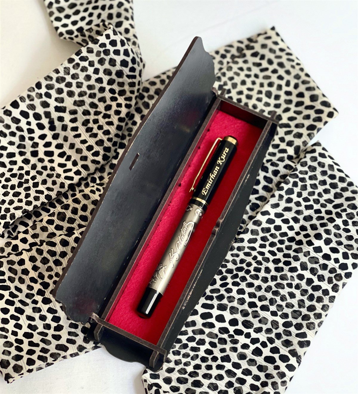  Kişiye Özel Özel Ahşap Kutulu Kabartmalı Roller Kalem SiyahGiftmodaGmkm100003