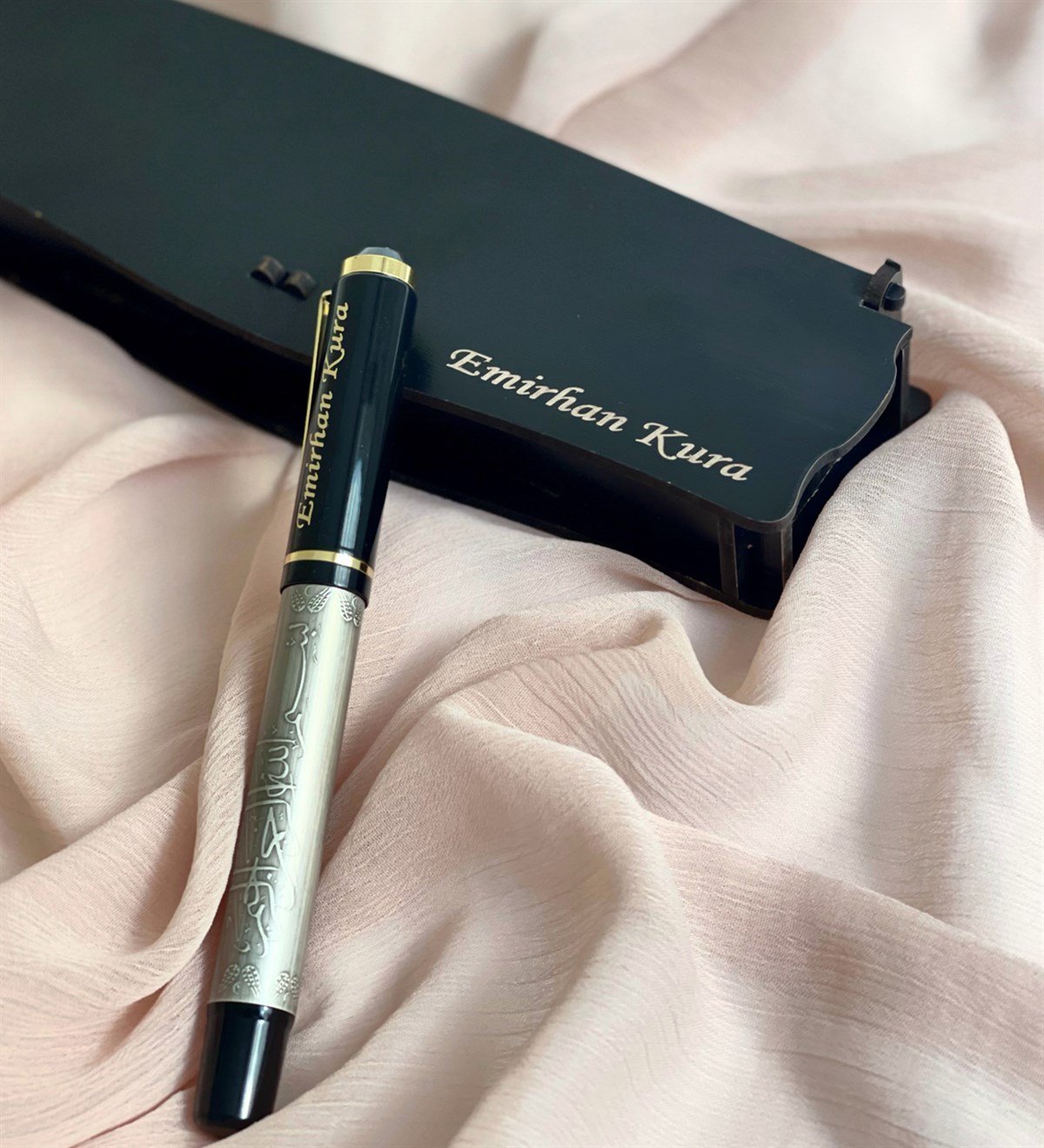  Kişiye Özel Özel Ahşap Kutulu Kabartmalı Roller Kalem SiyahGiftmodaGmkm100003