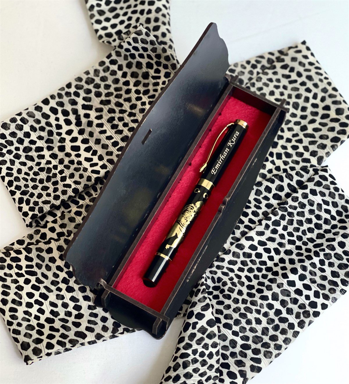  Kişiye Özel Özel Ahşap Kutulu Kabartmalı Altın Yaldızlı Roller Kalem SiyahGiftmodaGmkm100006