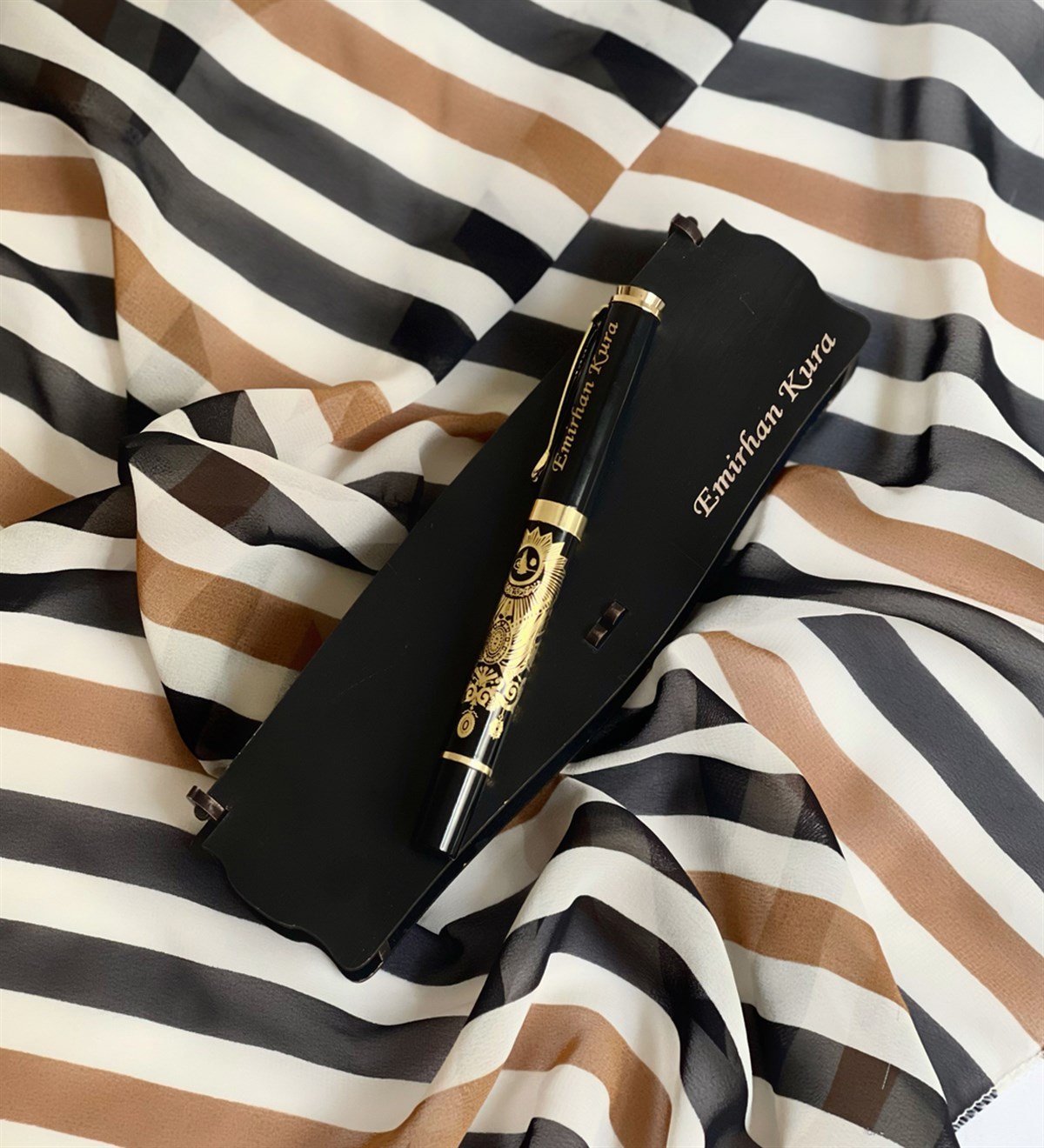 Kişiye Özel Özel Ahşap Kutulu Kabartmalı Altın Yaldızlı Roller Kalem SiyahGiftmodaGmkm100006