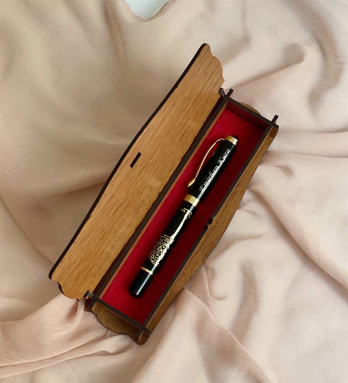 Kişiye Özel Özel Ahşap Kutulu Kabartmalı Altın Yaldızlı Roller Kalem AhşapGiftmodaGmkm100008