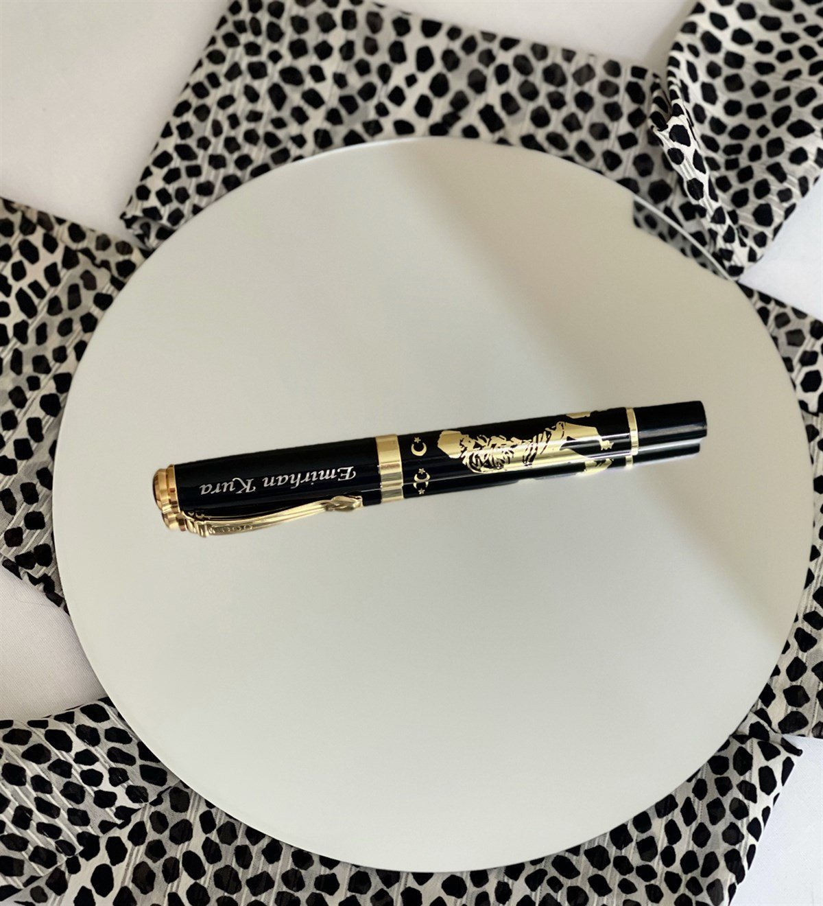  Kişiye Özel Özel Ahşap Kutulu Kabartmalı Altın Yaldızlı Roller Kalem SiyahGiftmodaGmkm100006