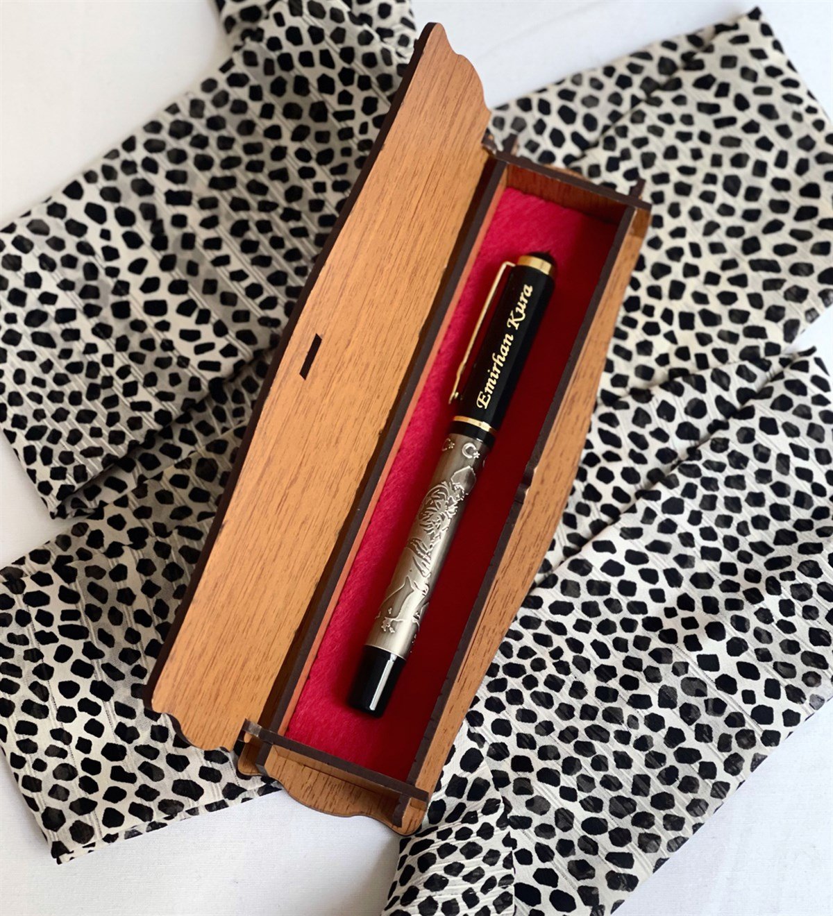  Kişiye Özel Özel Ahşap Kutulu Kabartmalı Roller Kalem AhşapGiftmodaGmkm100005