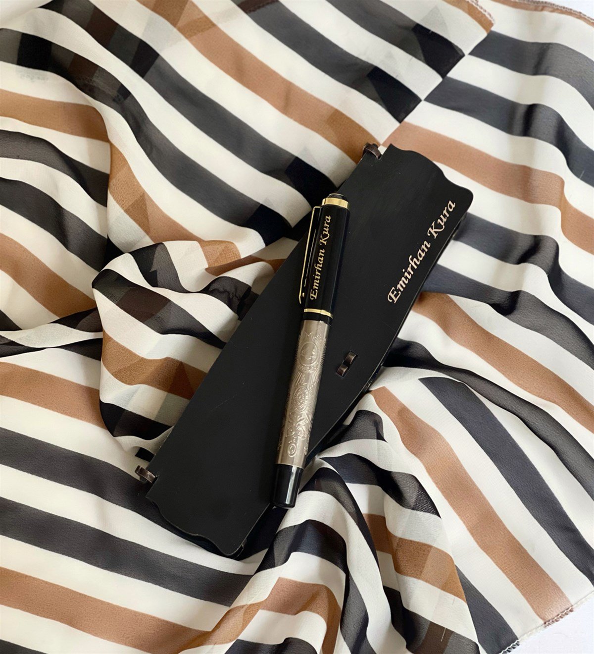  Kişiye Özel Özel Ahşap Kutulu Kabartmalı Roller Kalem SiyahGiftmodaGmkm100003