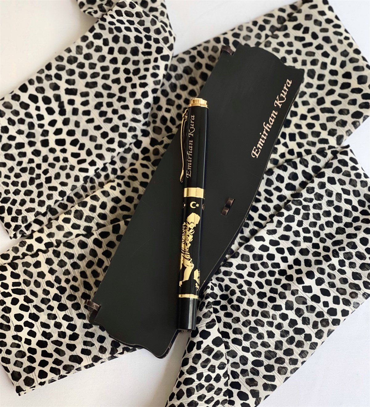  Kişiye Özel Özel Ahşap Kutulu Kabartmalı Altın Yaldızlı Roller Kalem SiyahGiftmodaGmkm100006