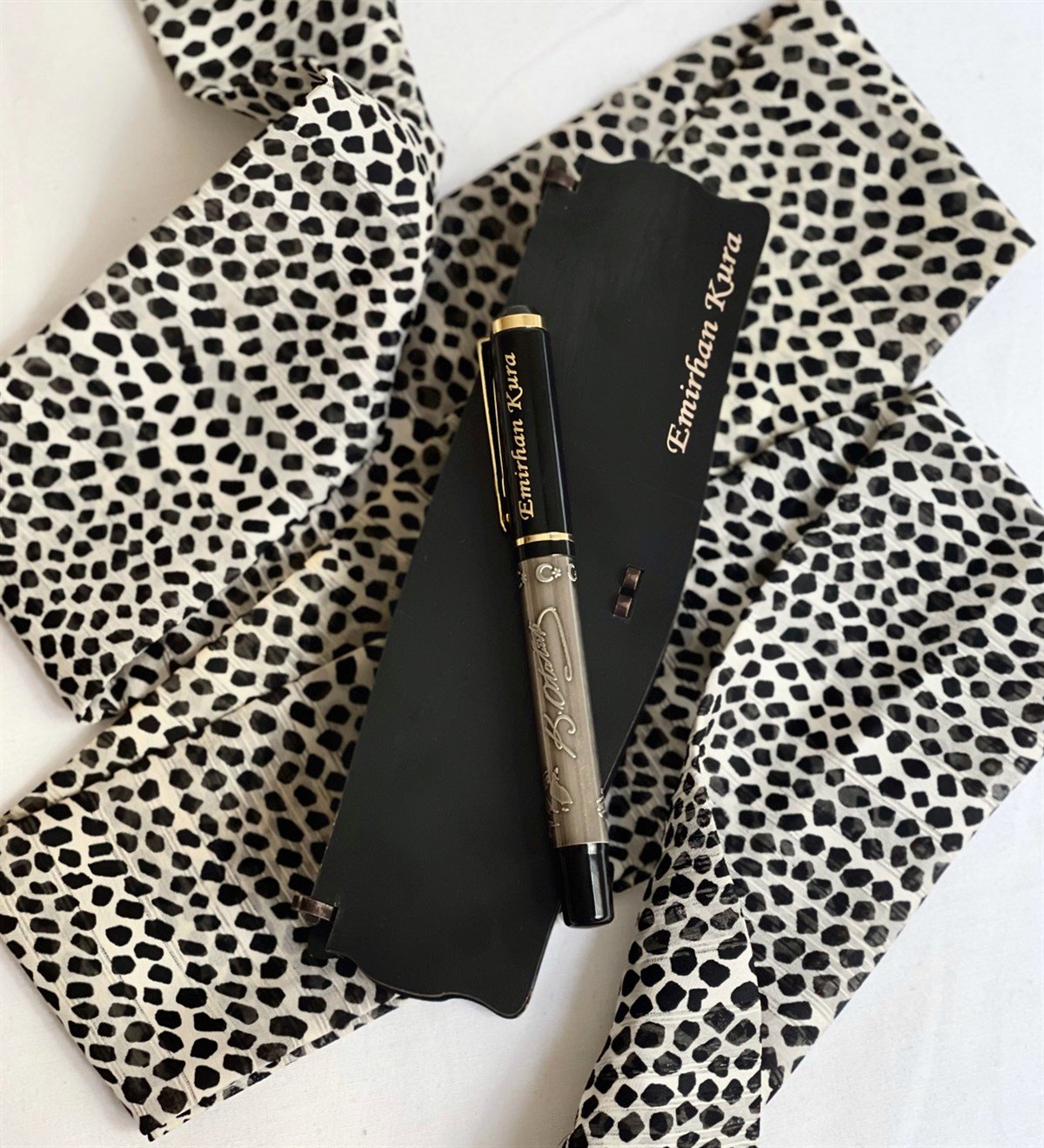  Kişiye Özel Özel Ahşap Kutulu Kabartmalı Roller Kalem SiyahGiftmodaGmkm100003