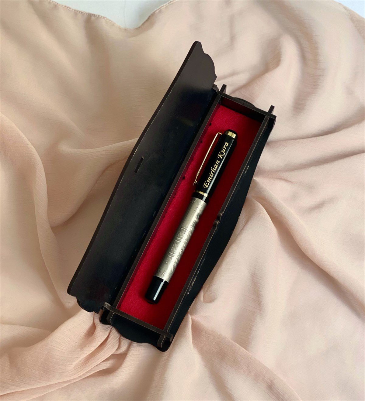  Kişiye Özel Özel Ahşap Kutulu Kabartmalı Roller Kalem SiyahGiftmodaGmkm100003