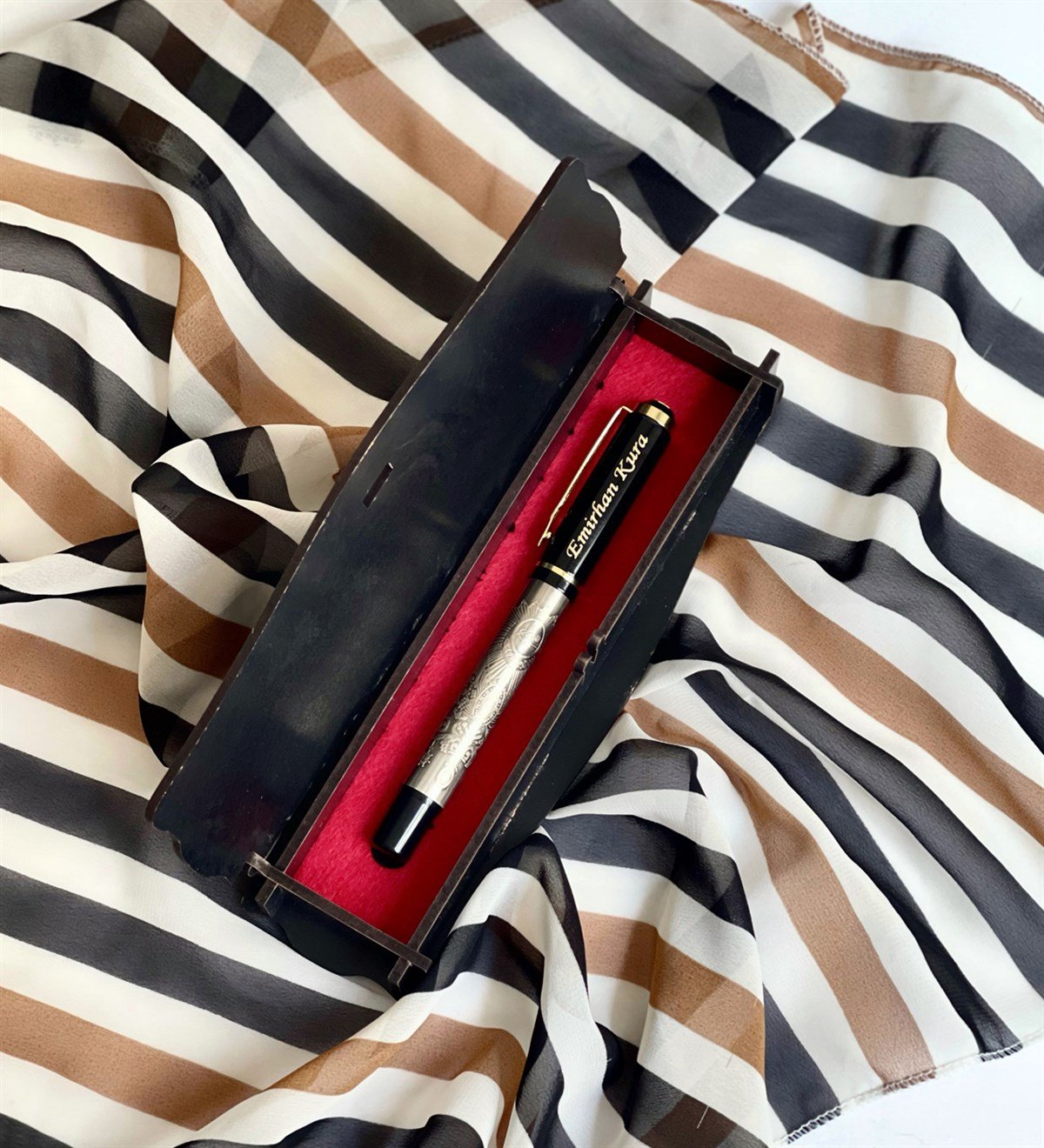  Kişiye Özel Özel Ahşap Kutulu Kabartmalı Roller Kalem SiyahGiftmodaGmkm100003