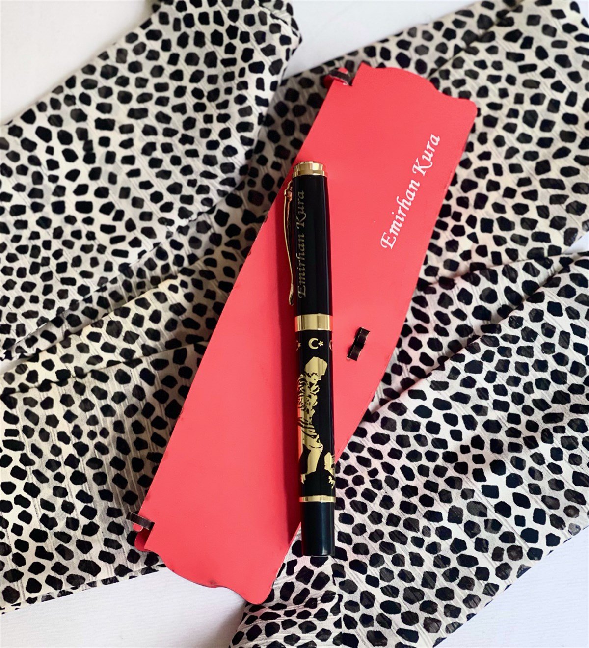 Kişiye Özel Özel Ahşap Kutulu Kabartmalı Altın Yaldızlı Roller Kalem KırmızıGiftmodaGmkm100007