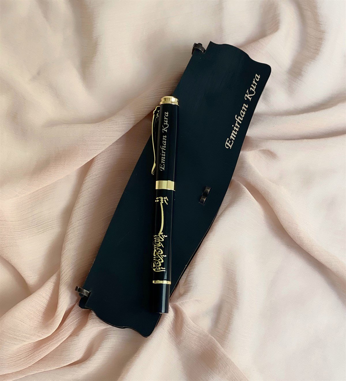  Kişiye Özel Özel Ahşap Kutulu Kabartmalı Altın Yaldızlı Roller Kalem SiyahGiftmodaGmkm100006