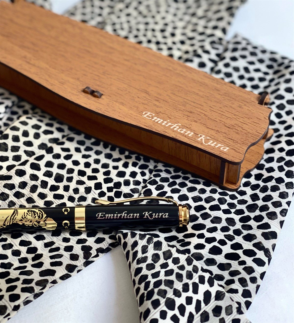 Kişiye Özel Özel Ahşap Kutulu Kabartmalı Altın Yaldızlı Roller Kalem AhşapGiftmodaGmkm100008