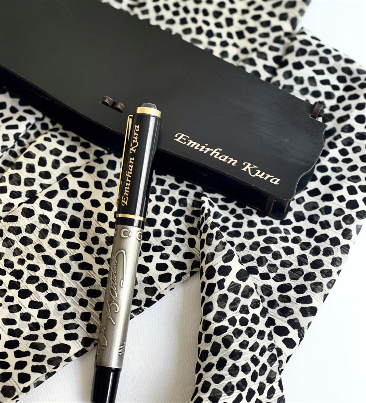  Kişiye Özel Özel Ahşap Kutulu Kabartmalı Roller Kalem SiyahGiftmodaGmkm100003