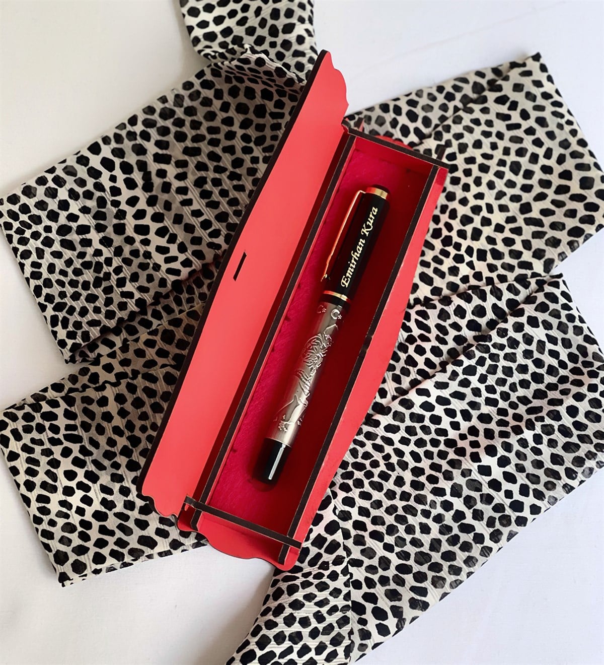  Kişiye Özel Özel Ahşap Kutulu Kabartmalı Roller Kalem KırmızıGiftmodaGmkm100004