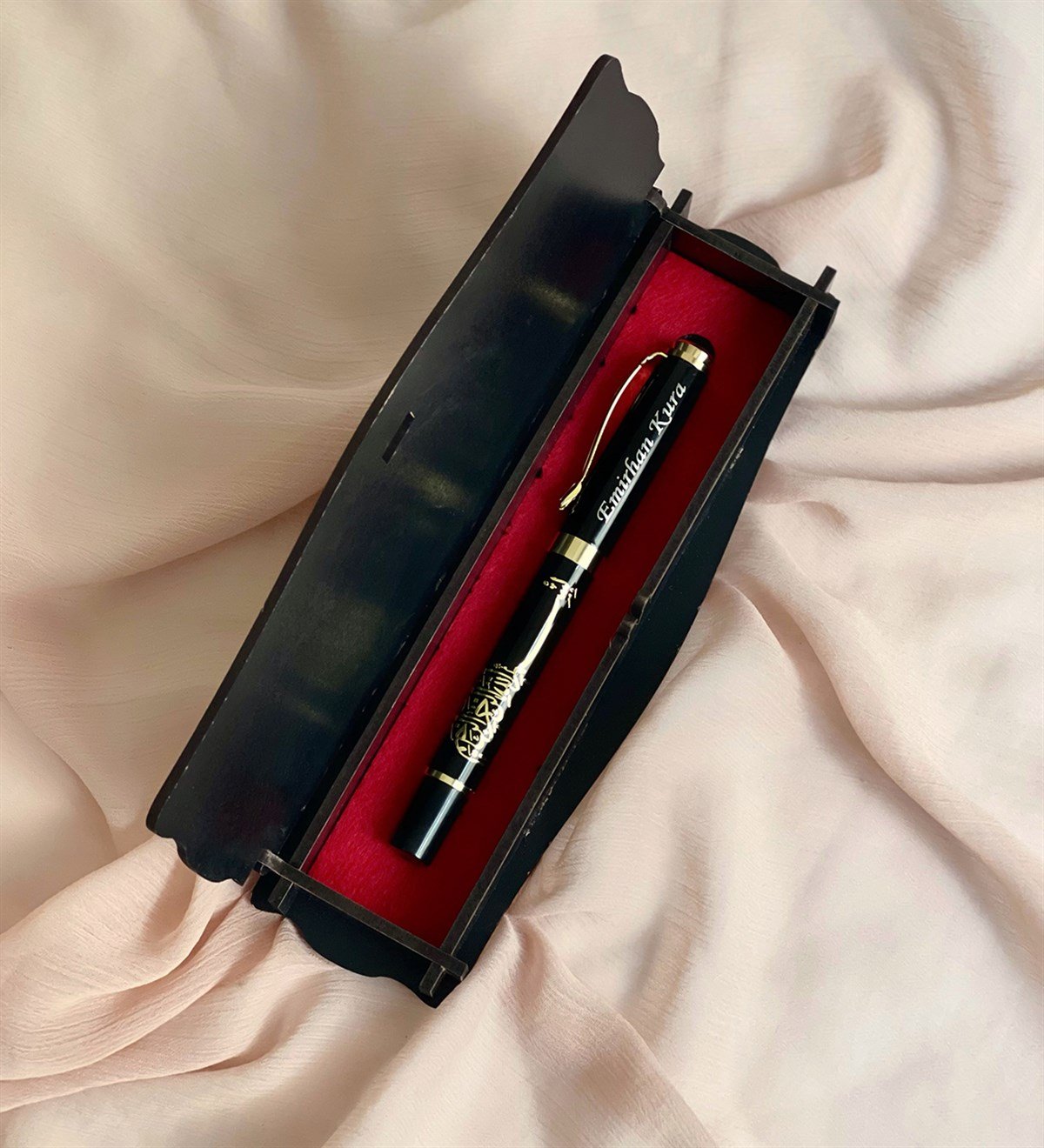  Kişiye Özel Özel Ahşap Kutulu Kabartmalı Altın Yaldızlı Roller Kalem SiyahGiftmodaGmkm100006