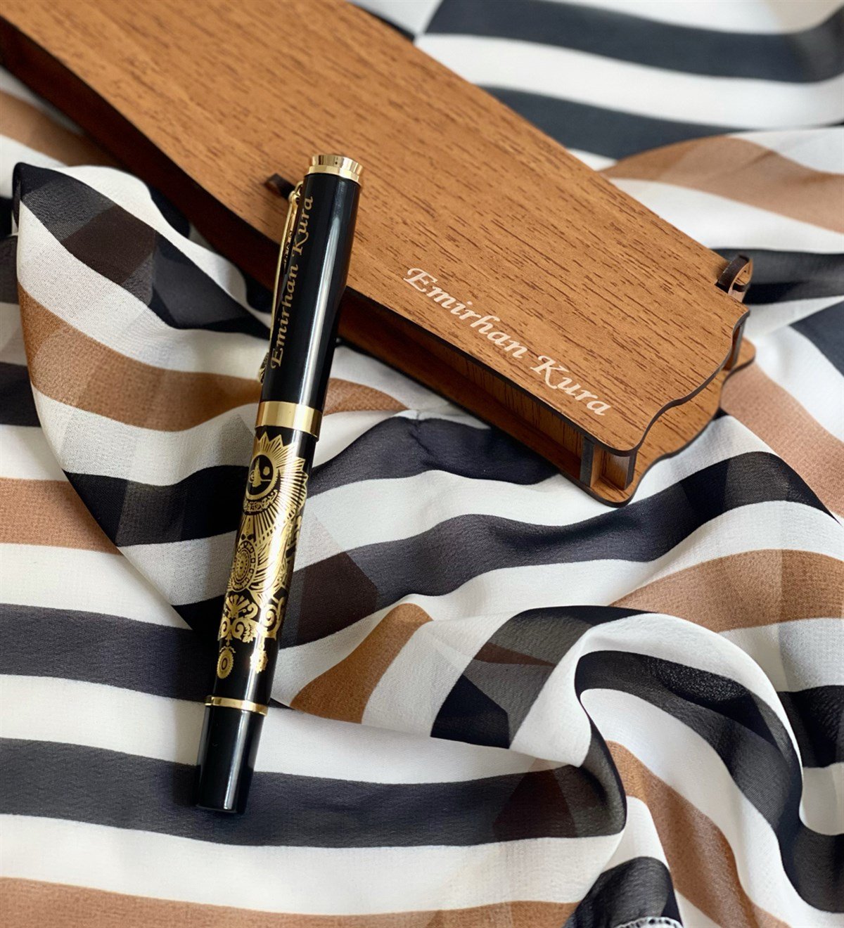 Kişiye Özel Özel Ahşap Kutulu Kabartmalı Altın Yaldızlı Roller Kalem AhşapGiftmodaGmkm100008