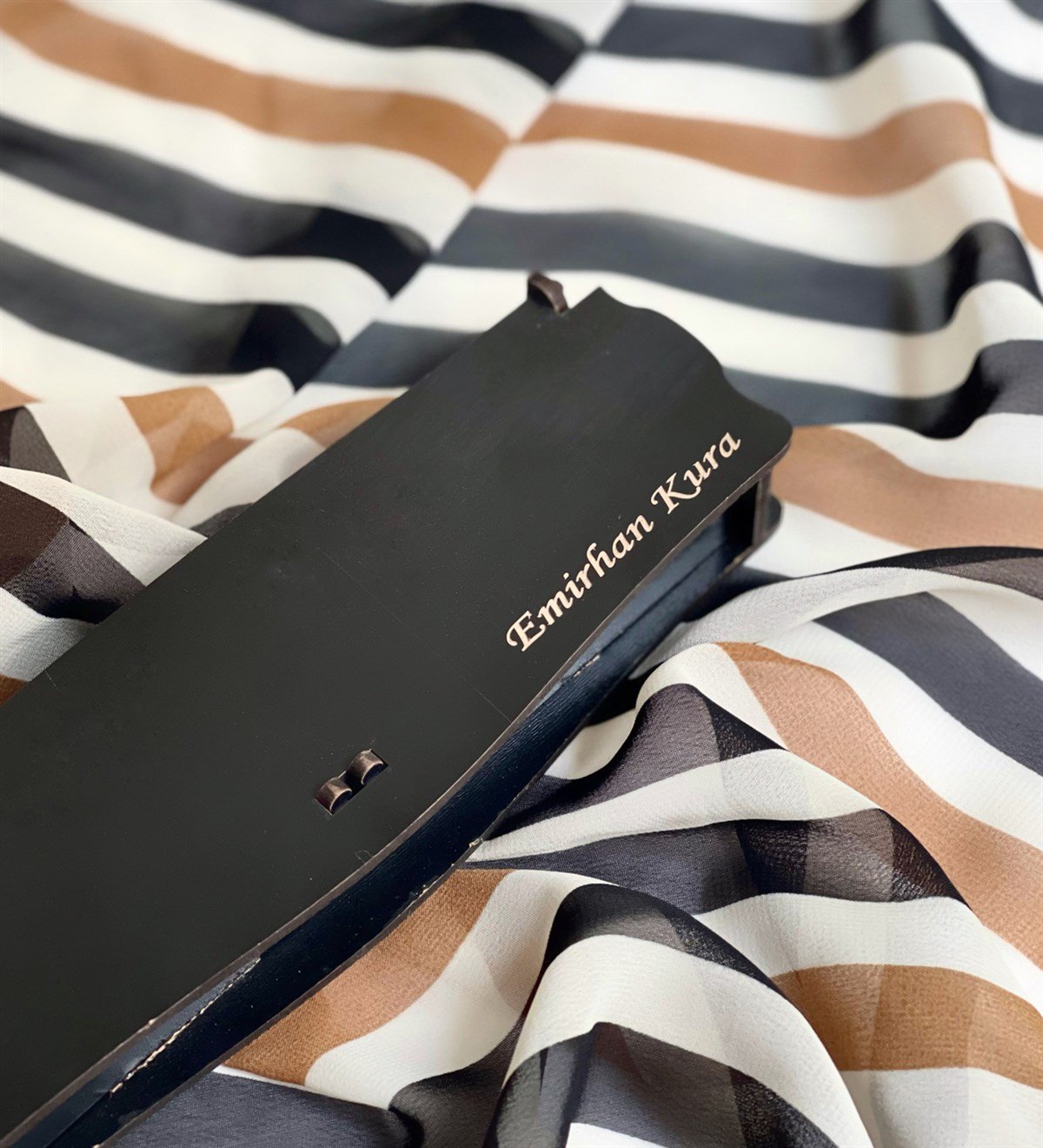  Kişiye Özel Özel Ahşap Kutulu Kabartmalı Altın Yaldızlı Roller Kalem SiyahGiftmodaGmkm100006