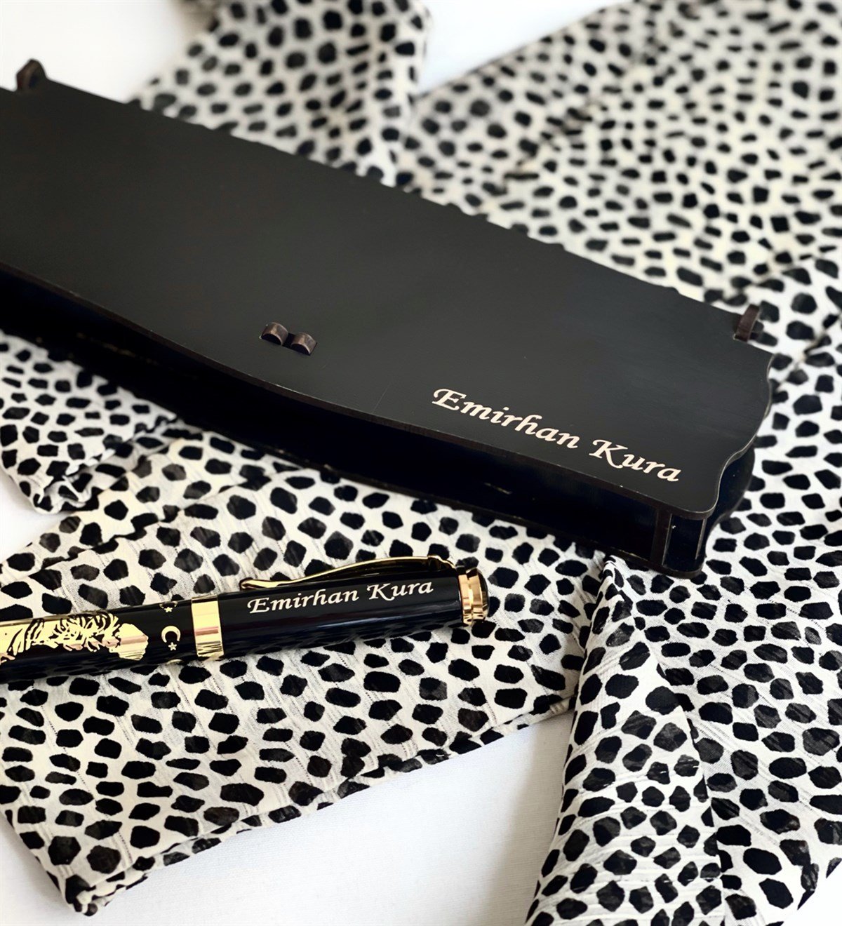  Kişiye Özel Özel Ahşap Kutulu Kabartmalı Altın Yaldızlı Roller Kalem SiyahGiftmodaGmkm100006