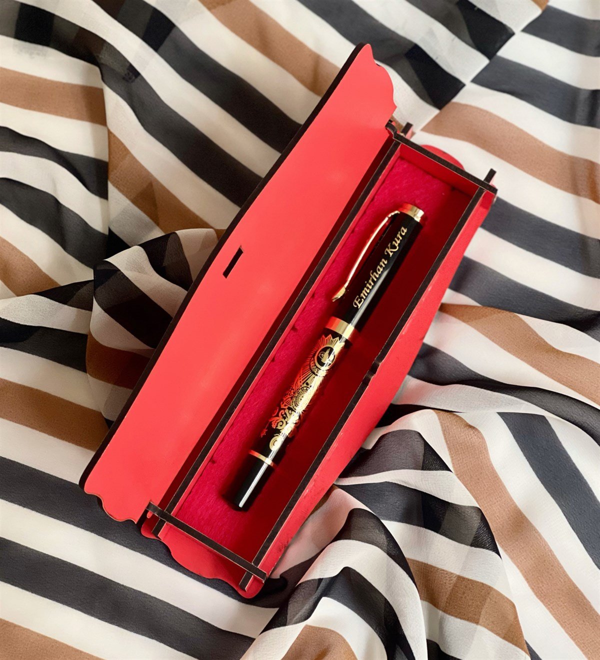 Kişiye Özel Özel Ahşap Kutulu Kabartmalı Altın Yaldızlı Roller Kalem KırmızıGiftmodaGmkm100007