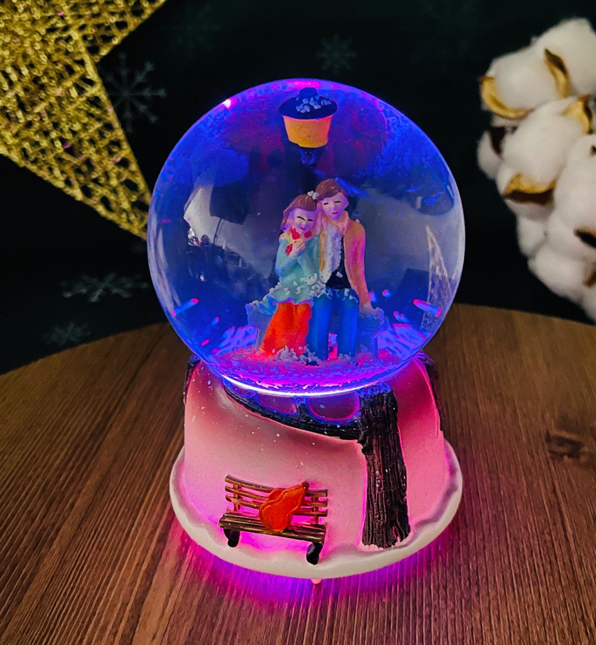 Orta Boy Sokak Lambası Altında Oturan Romantik Çift Işıklı Müzikli Kar Küresi giftmodaGm-4047-Oturan