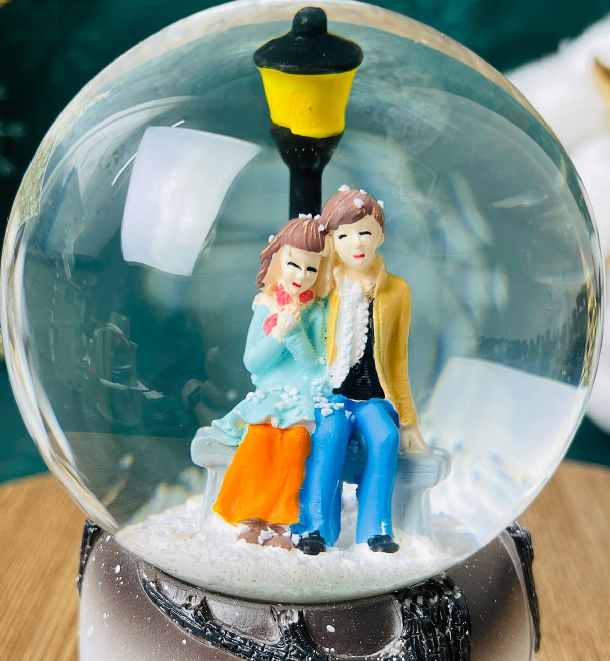 Sokak Lambası Altında Bankta Oturan Romantik Aşıklar Orta Boy Kar Küresigiftmodagm-1205-oturan