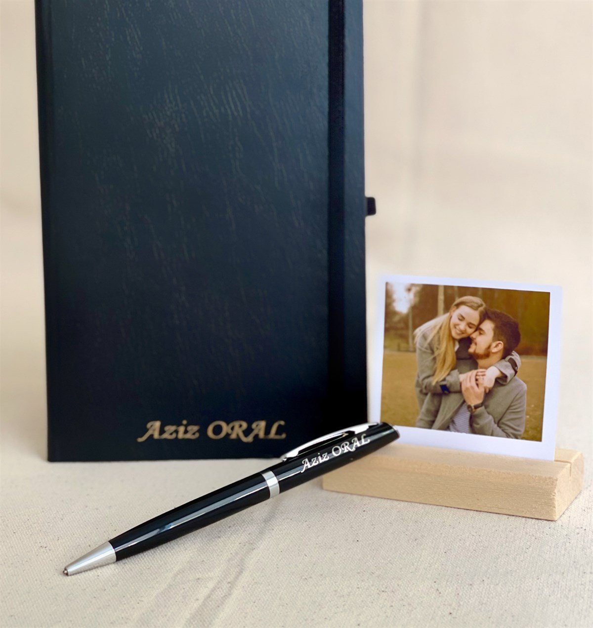 Kişiye Özel Fotoğraflı Siyah Deri Defter Fotoğraf Tutucu ve Roller Tükenmez KalemGiftmodaGmhs101092
