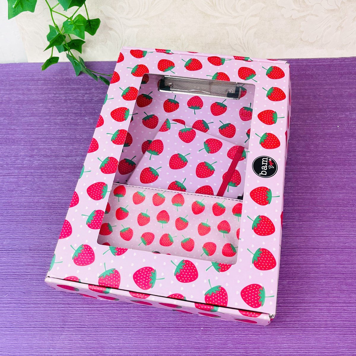 Çilek Tasarımlı Özel Kutulu Sekreterlik Lastikli Defter Ve Kalemlik SetgiftmodaGmhs101252