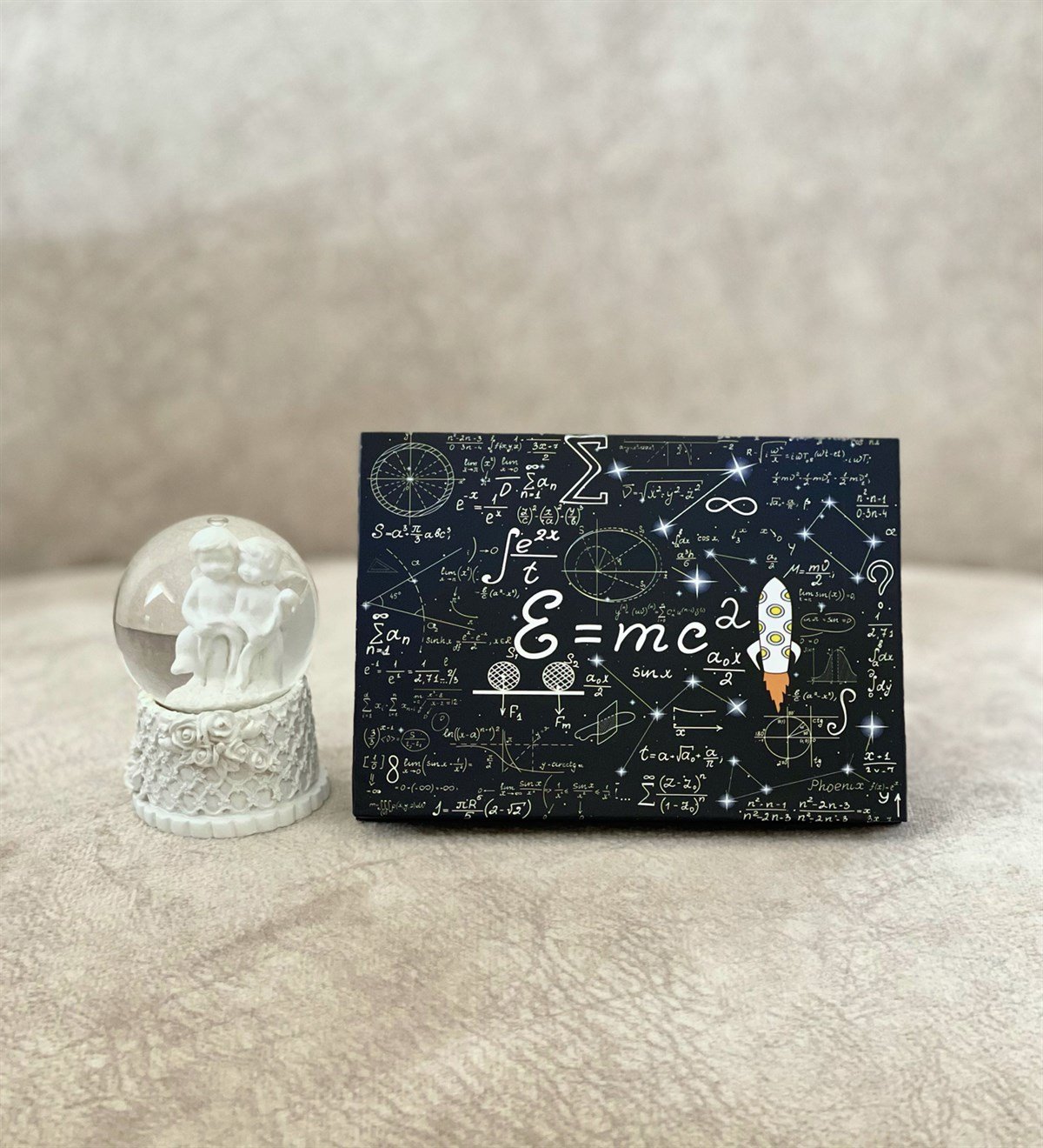 Kişiye Özel 6 Fotoğraflı Emc2 Tasarımlı Mini Albüm Ve Mini Melek Kar Küresi SetGiftmodaGmhs100072