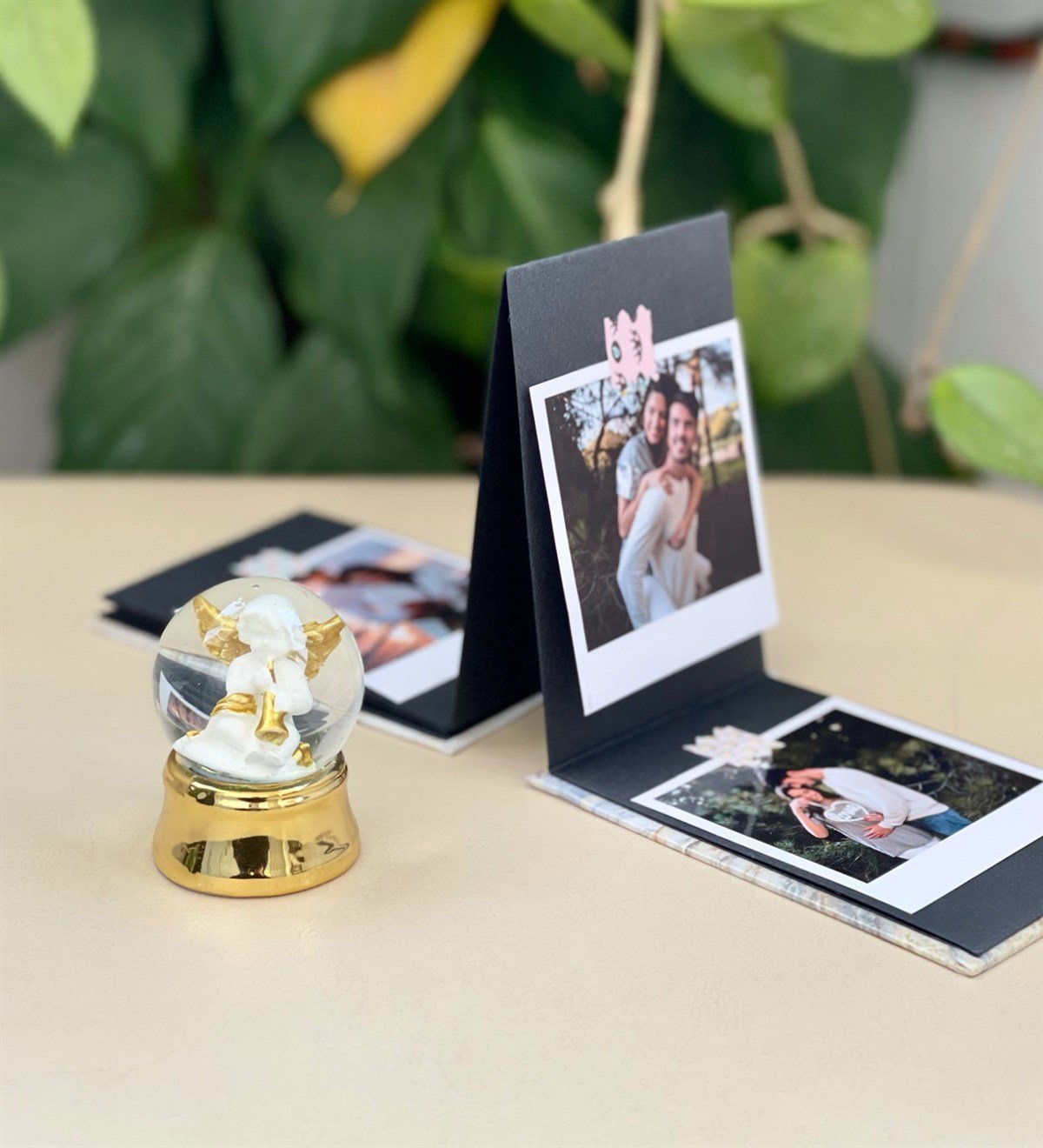 Kişiye Özel 6 Fotoğraflı Siyah Mermer Tasarımlı Mini Albüm Ve Altınyaldzlı Mini Kar Küresi SetGiftmodaGmhs100048