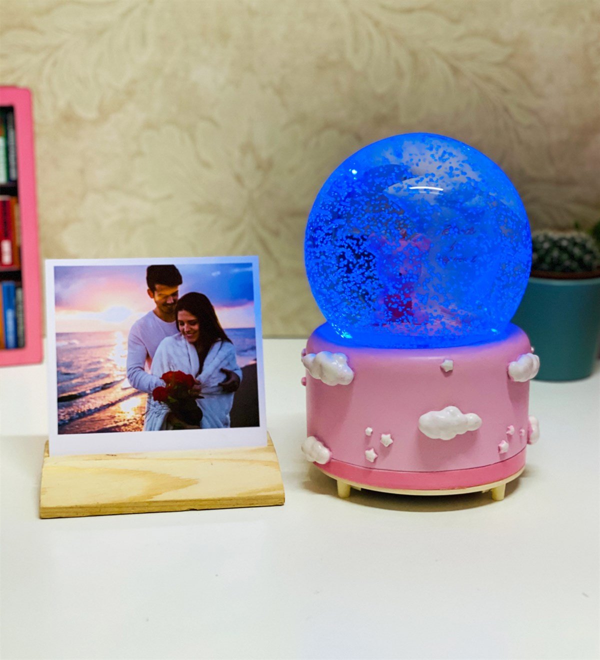 Kişiye Özel Ahşap Fotoğraf Tutucu Ve Hoş geldin Bebek Kar Küresi SetGiftmodaKo-Foto-Gm-2061-A-Set