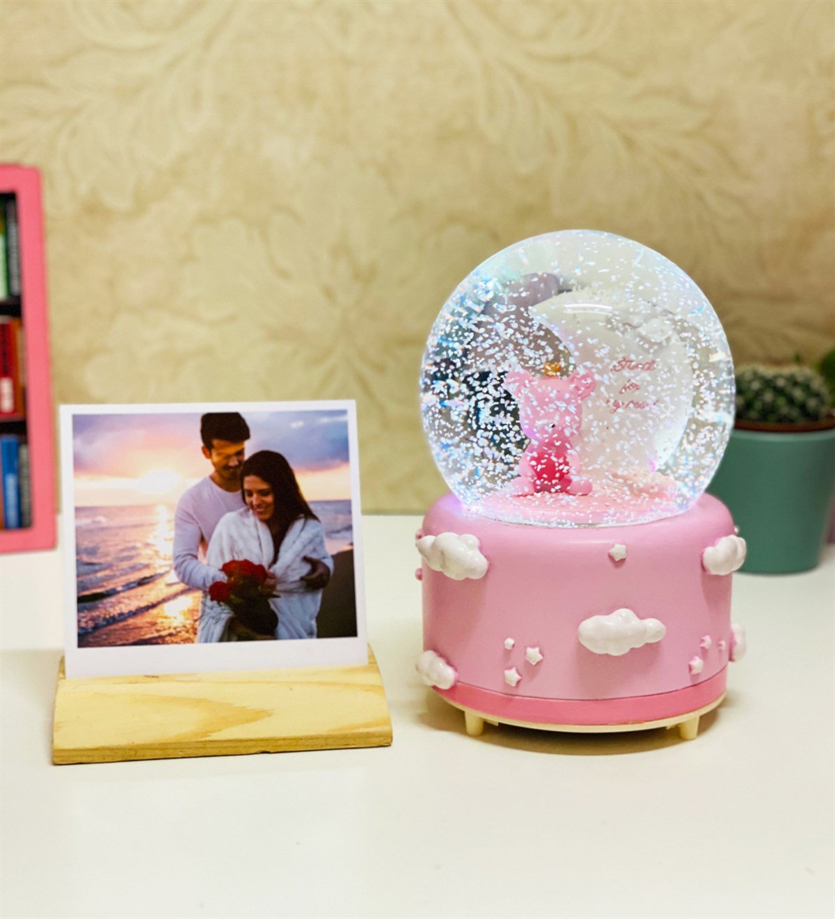 Kişiye Özel Ahşap Fotoğraf Tutucu Ve Hoş geldin Bebek Kar Küresi SetGiftmodaKo-Foto-Gm-2061-A-Set