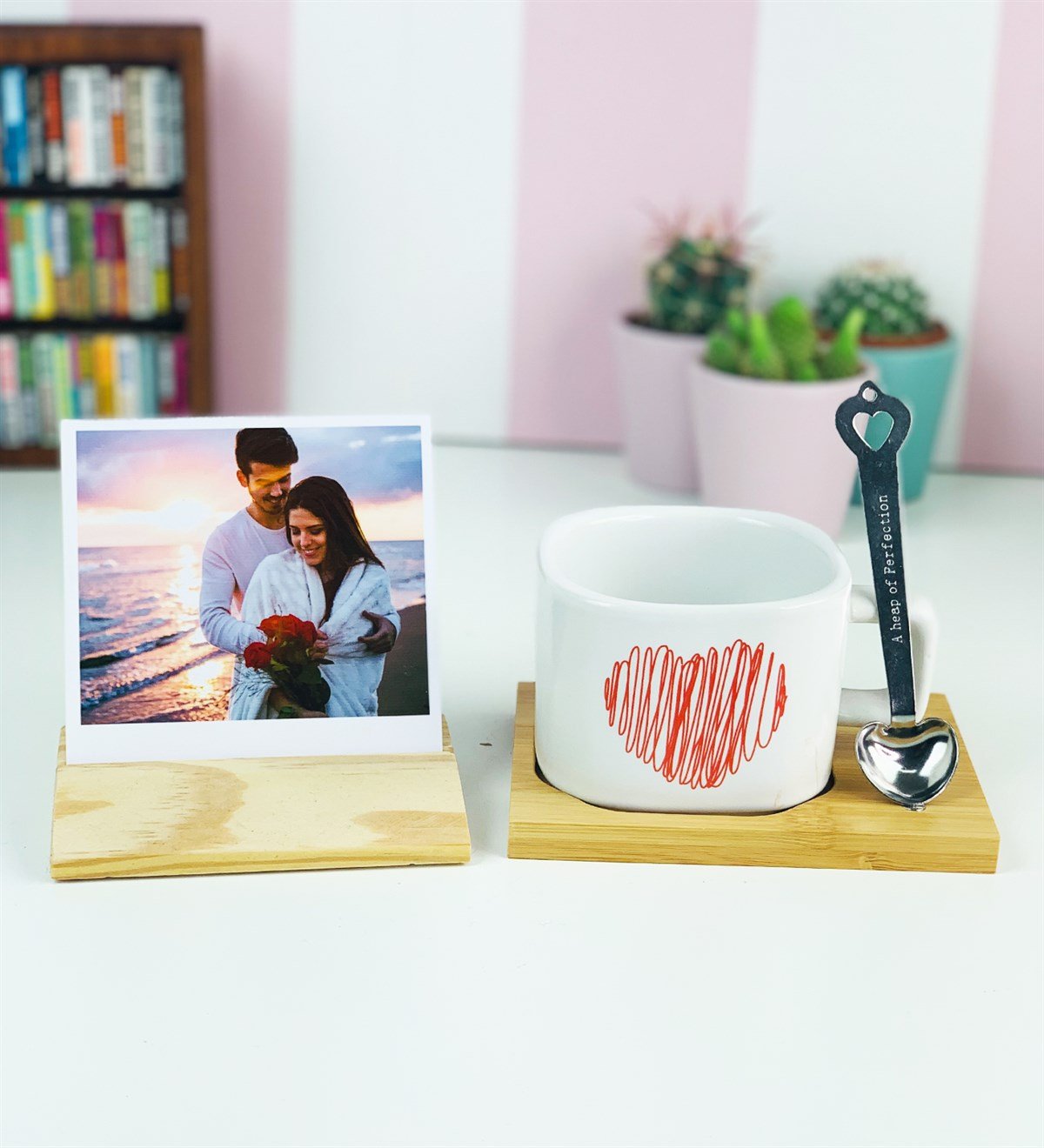Kişiye Özel Ahşap Fotoğraf Tutucu Ve Kalp Tasarımlı Ahşap Standlı KupaGiftmodaGM-2454-Kalp-K-O-Foto