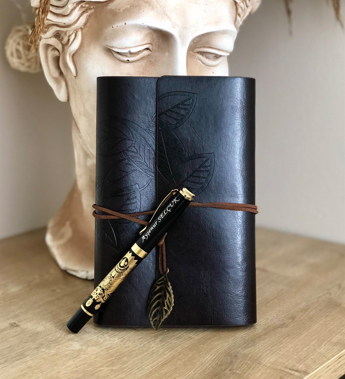 Kişiye Özel Altın Kabartmalı Osmanlı Tuğralı Kalem Ve Yaprak Tasarımlı Deri Hatıra Defteri SetiGiftmodaOsmanlı-defter-kalem