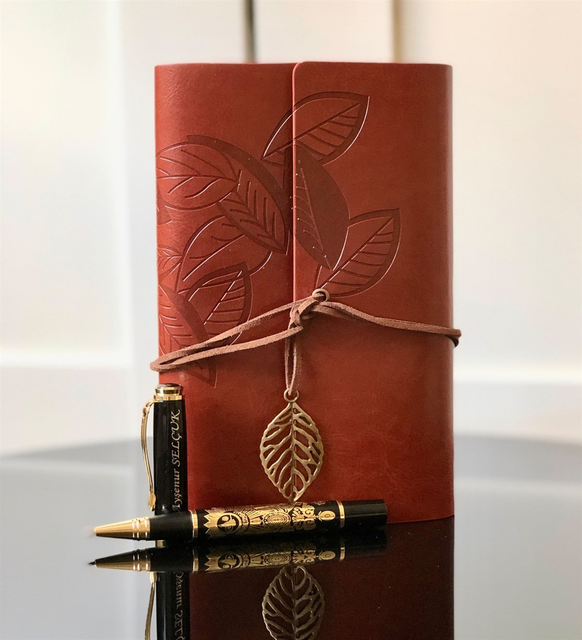 Kişiye Özel Altın Kabartmalı Osmanlı Tuğralı Kalem Ve Yaprak Tasarımlı Deri Hatıra Defteri SetiGiftmodaOsmanlı-defter-kalem