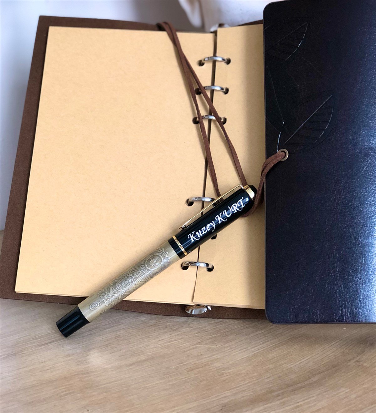 Kişiye Özel Kabartmalı Osmanlı Tuğralı Kalem Ve Deri Hatıra Defteri SetiGiftmodaosmanli-Kabartmali-kalem-defter