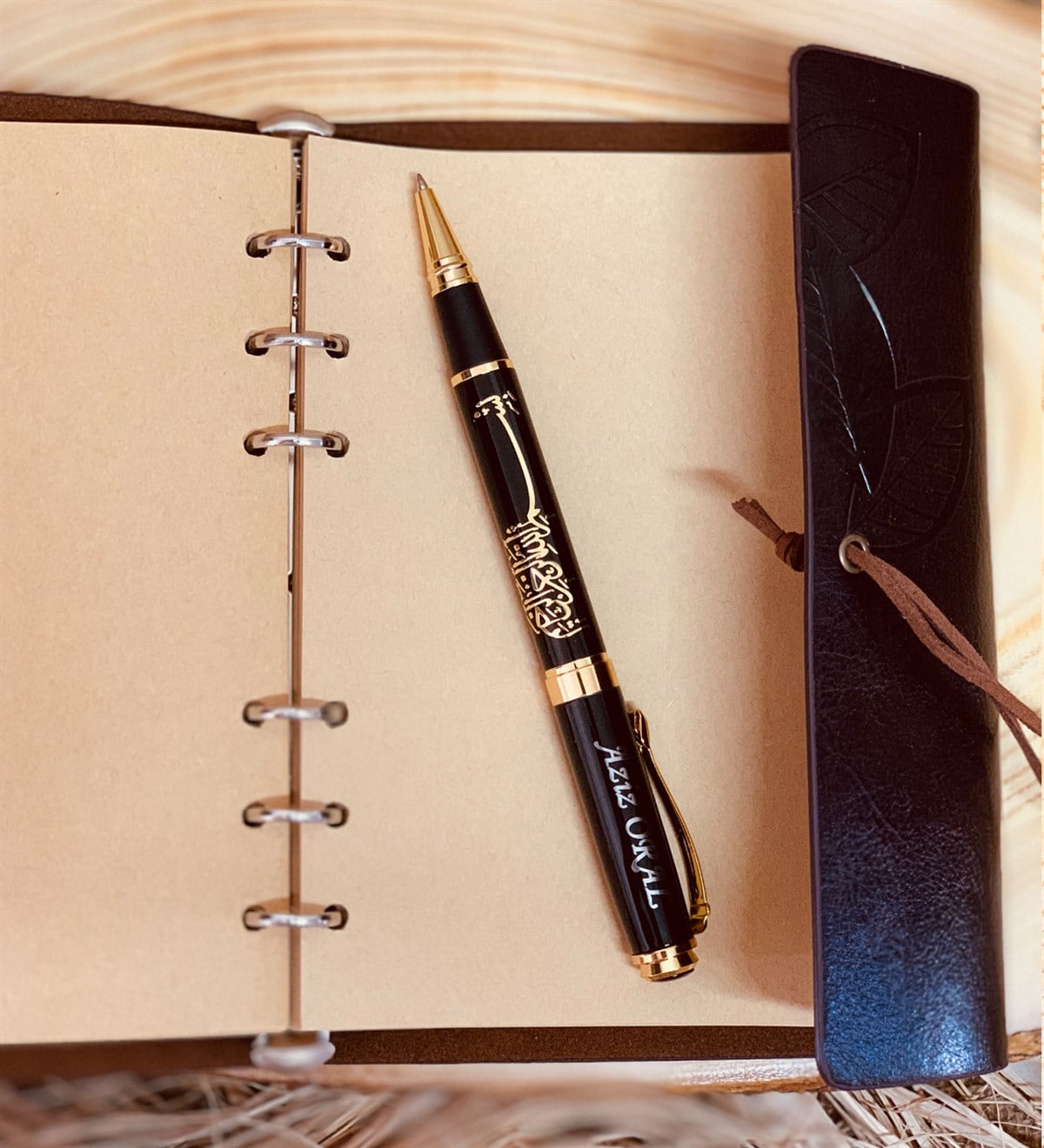 Kişiye Özel Yaldızlı Besmele Kabartmalı Tükenmez Kalem Ve Yaprak Tasarımlı Deri Hatıra Defteri SetiGiftmodaBesmele-kalem-defter