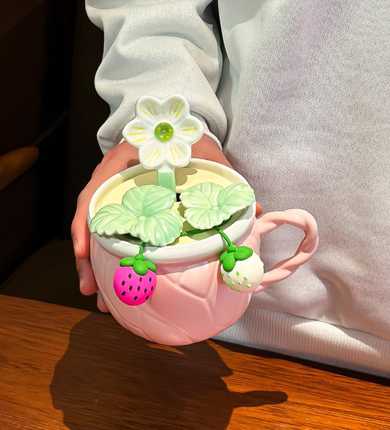 Çilek Bahçesi Temalı Seramik KupagiftmodaBM-1983