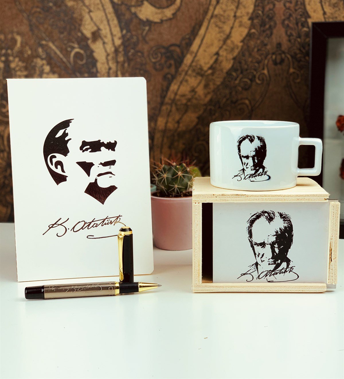 M.Kemal Atatürk Defter Kutulu Kupa Kabartmalı Kalem Hediye SetiGiftmodaAtatürk-Defter-Kutulu Kupa-Kalem-Set