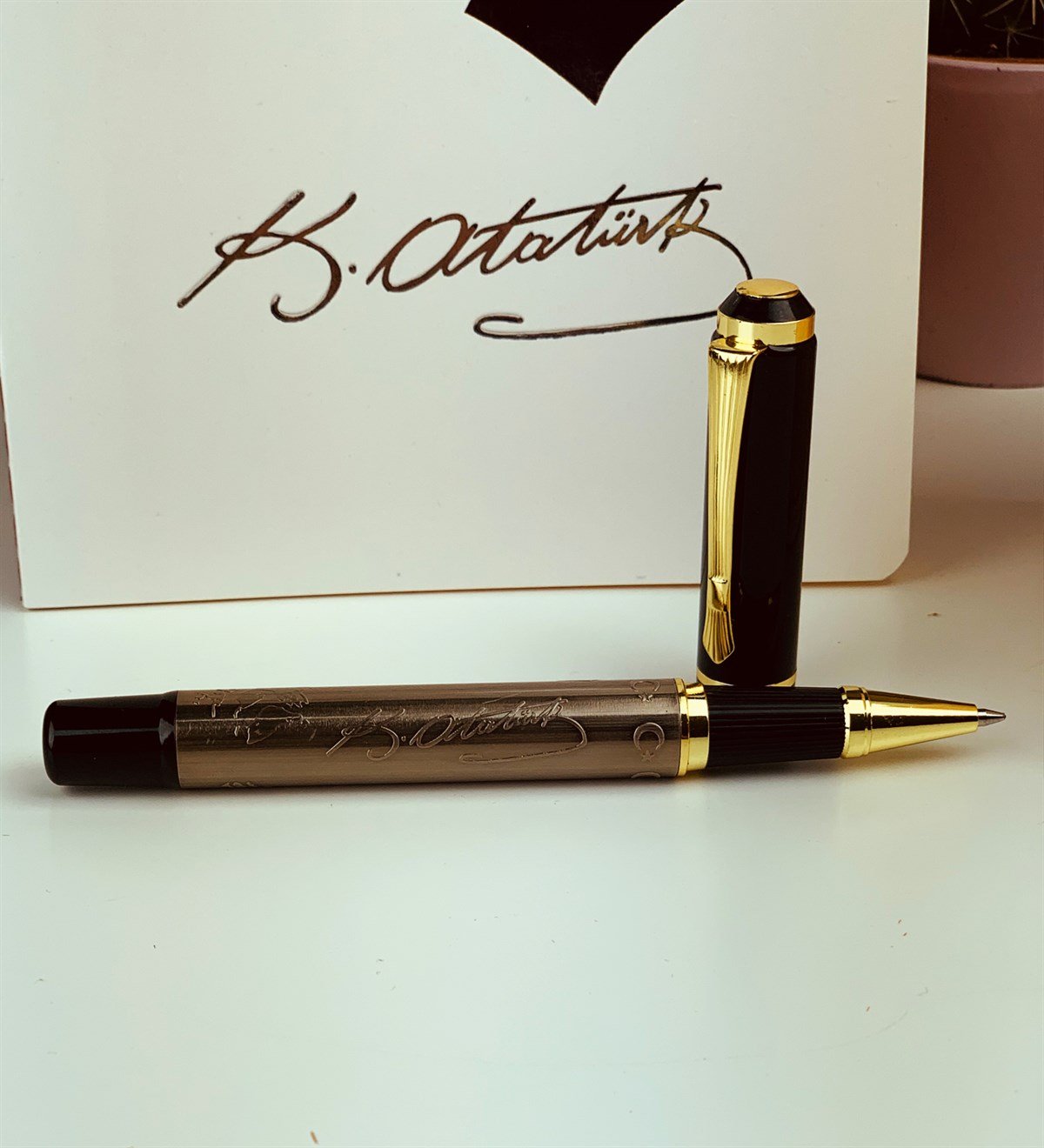 M.Kemal Atatürk Defter Kutulu Kupa Kabartmalı Kalem Hediye SetiGiftmodaAtatürk-Defter-Kutulu Kupa-Kalem-Set