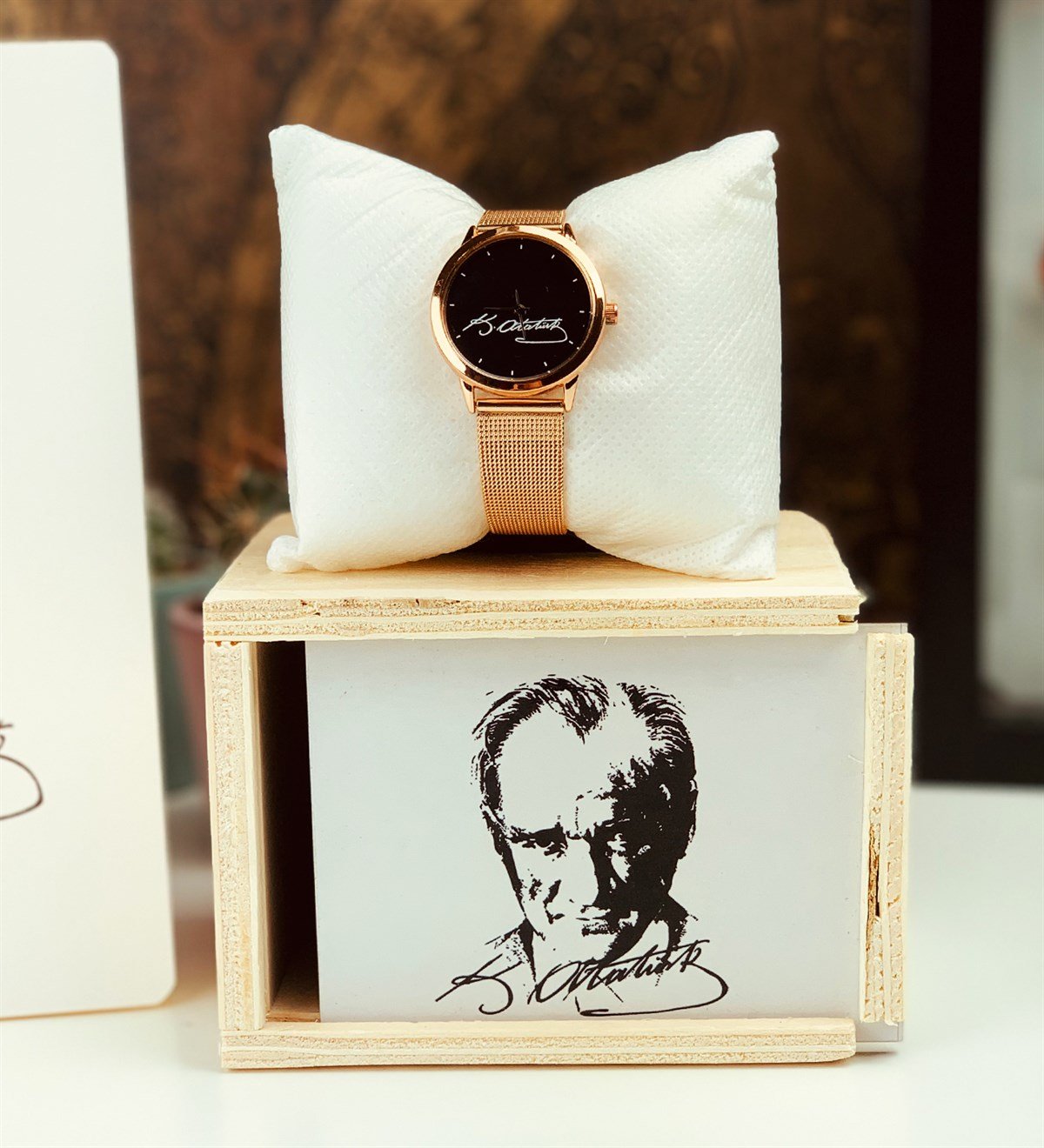 M.Kemal Atatürk Tasarımlı Kutulu Gold Hasır Kordonlu Saat Ve Defter SetiGiftmodaAtatürk-Gold-Saat-Defter-Set