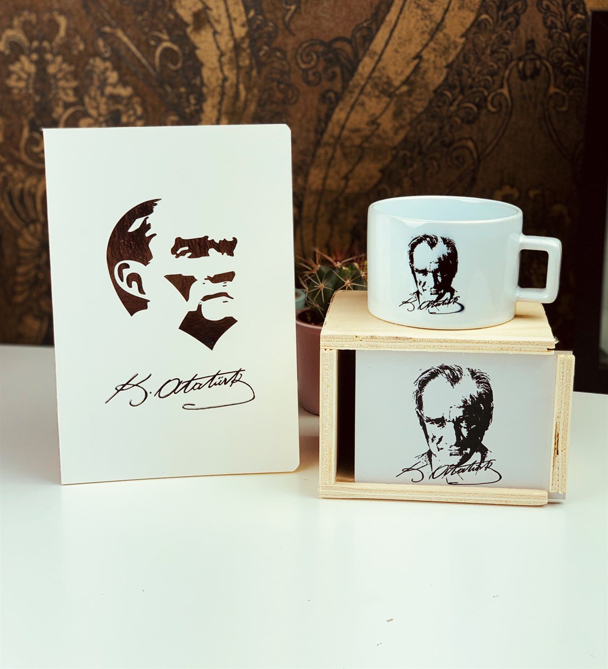 M.Kemal Atatürk Tasarımlı Kutulu Kupa Defter SetiGiftmodaAtatürk-Kutulu-Kupa-Defter-Set