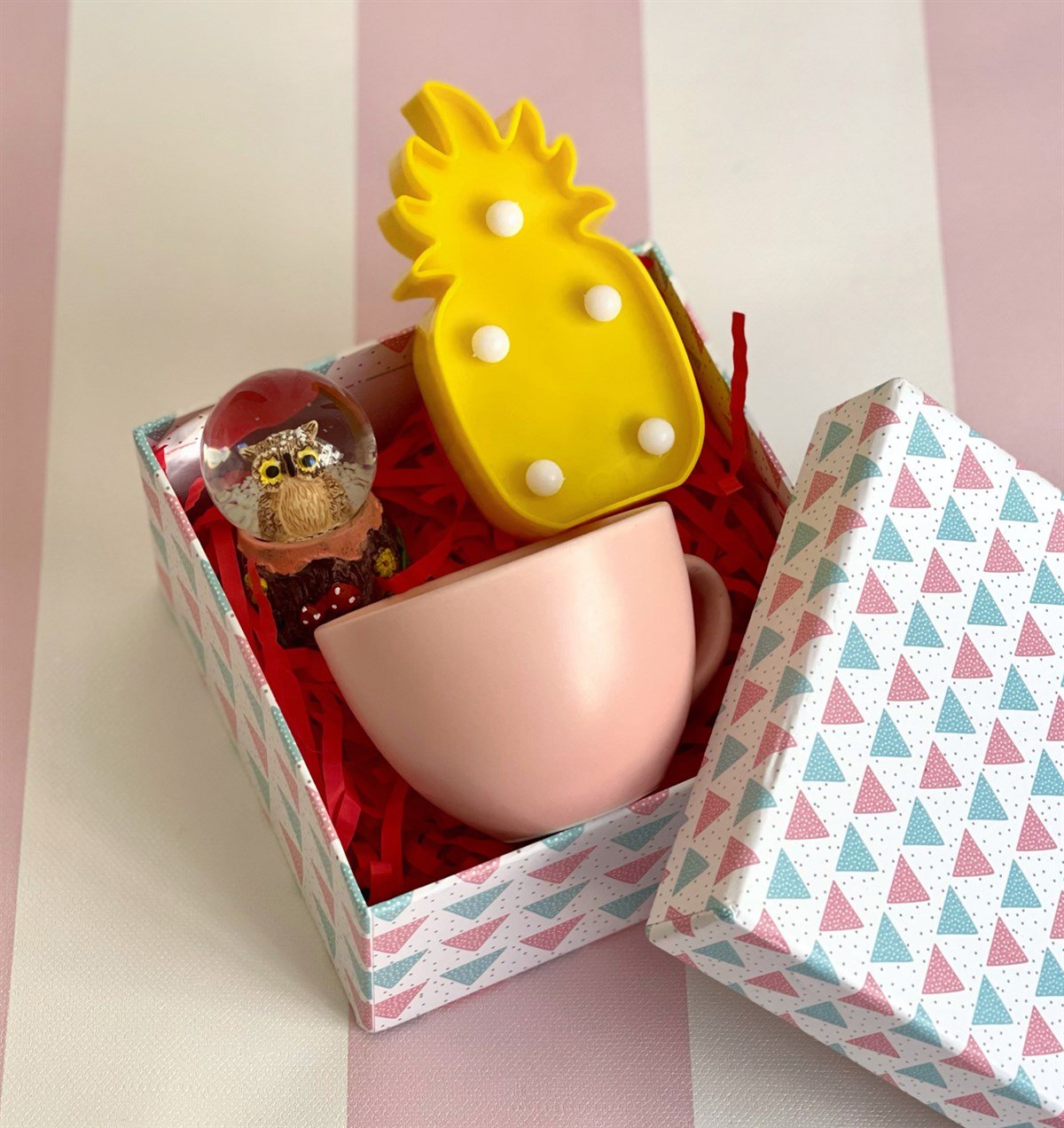 6 cm Kupa Mini Kar Küresi Ve Led Işık Mini Hediye SetiGiftmodaGmhs101096