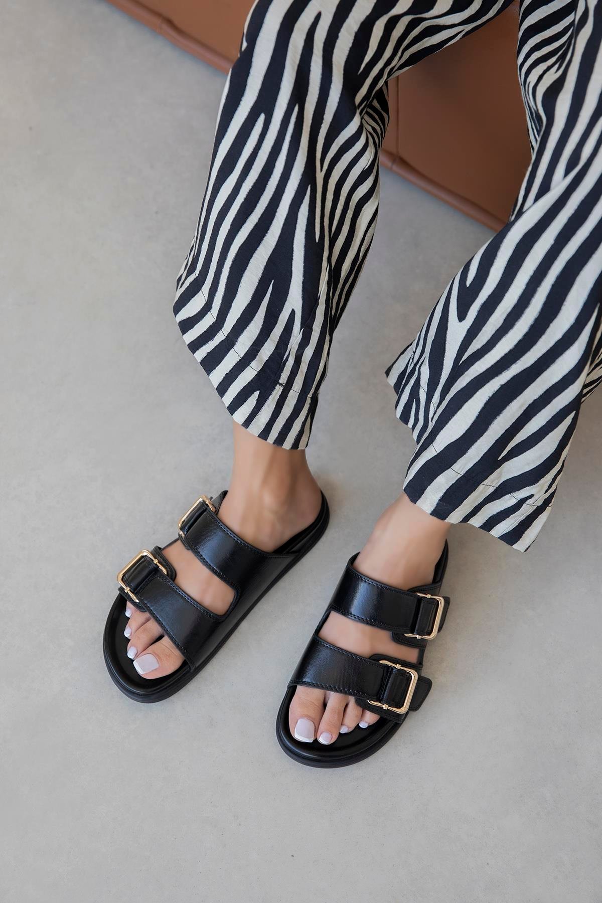 Axel Kadın Toka Detay Günlük Konfor Deri Terlik Siyah